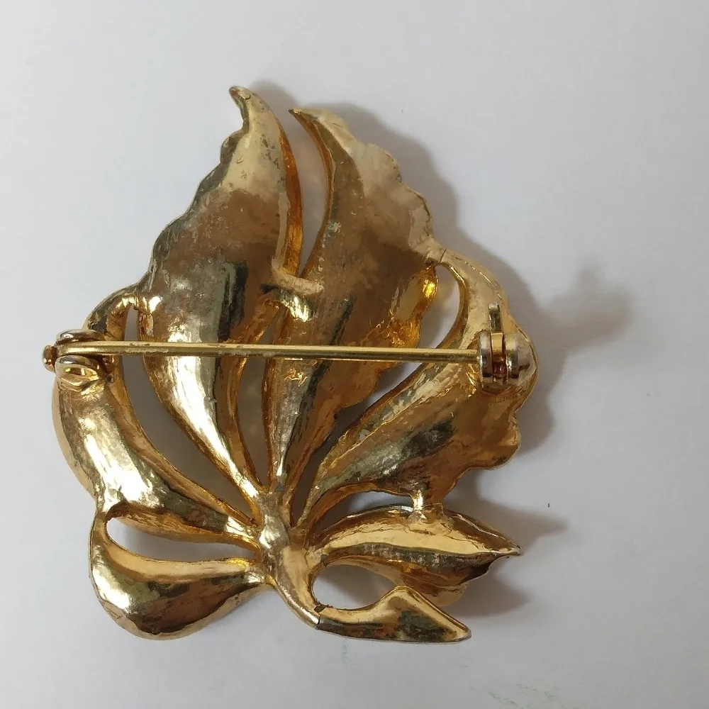 Vintage Unmarked Goltone and Silvertone Rolled Leaf Brooch